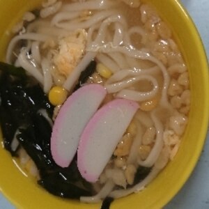 簡単♪たっぷりワカメと半熟たまごの鍋焼きうどん